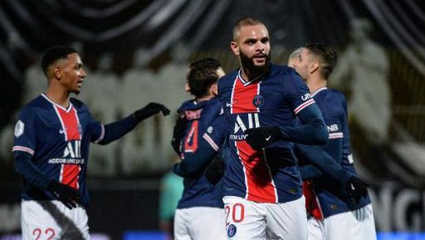 FBL-FRA-LIGUE1-ANGERS-PSG Paris Saint-Germain's French defender Layvin Kurzawa (R) celebrates after scoring a goal during the French L1 football match between Angers (SCO) and Paris Saint-Germain (PSG) at the Raymond Kopa Stadium in Angers, western France, on January 16, 2021. (Photo by JEAN-FRANCOIS MONIER / AFP)