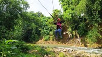 Untuk menikmati wahana itu cukup membayar tiket Rp 15 ribu per orang, itu dalam bentuk paket yakni flying fox dan Ayun Ambing. Meski terbilang wahana baru namun cukup populer terutama di kalangan anak-anak dan ibu-ibu. (Dadang Hermansyah/detikTravel)