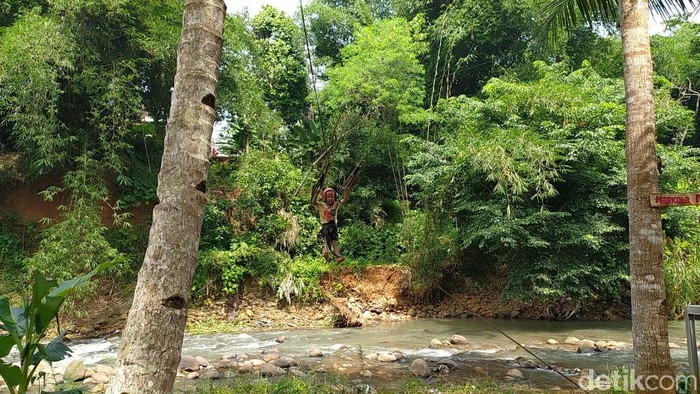 Flying Fox di Sedekan River Tubing Flying Fox di Sedekan River Tubing
