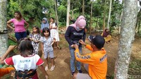 Lokasinya berada di Desa Mekarjadi, Kecamatan Sadananya. Lokasinya 15 menit dari perkotaan Ciamis. Jangan takut, sebelum mulai meluncur traveler akan dipasangi alat pengaman. (Dadang Hermansyah/detikTravel)