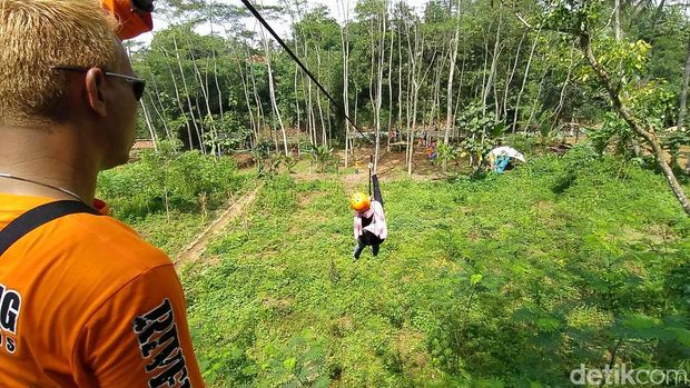 Flying Fox di Sedekan River Tubing
