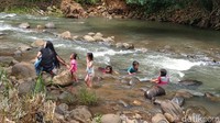 Pengunjung mengaku senang bisa bermain di area wisata Sedekan River Tubing Ciamis, ia bisa bermain air di sungai sesuka hati atau juga bermain flying fox dan Ayun Ambing. (Dadang Hermansyah/detikTravel)