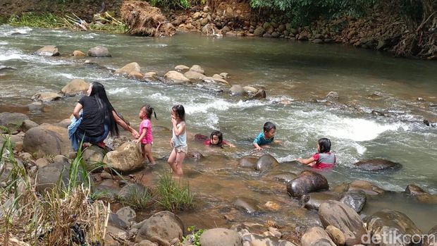 Flying Fox di Sedekan River Tubing