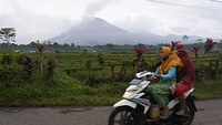 Gunung Semeru mengeluarkan material vulkanik terpantau dari Desa Sumber Mujur, Candipuro, Lumajang, Jawa Timur, Minggu (17/1/2021).