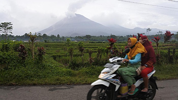 Gunung Semeru Erupsi, Begini Kondisinya Hari Ini Gunung Semeru erupsi pada Sabtu (16/1) sore kemarin. Berdasarkan pantauan PVMBG, tingkat aktivitas Gunung Semeru masih ditetapkan pada level II atau waspada.