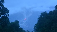 Dalam status Level II (Waspada) agar masyarakat/ pengunjung/ wisatawan tidak beraktivitas dalam radius 1 kilo meter (Km) dari kawah/ puncak Gunung Semeru dan jarak 4 Km arah bukaan kawah di sektor selatan-tenggara, serta mewaspadai awan panas guguran, guguran lava, dan lahar di sepanjang aliran sungai/ lembah yang berhulu di puncak Gunung Semeru.