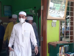Menantu Habib Rizieq Datang Berziarah ke Makam Habib Ali bin Assegaf