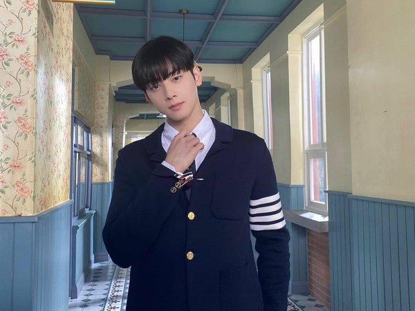 Cha Eun Woo Ungkap Isi Tas Mahalnya, Tunjukkan Jam Mewah Hingga