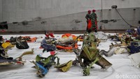 Terlihat personel dari Basarnas hingga TNI AL menurunkan kantong jenazah dan serpihan pesawat dari kapal. Temuan bagian tubuh dan serpihan pesawat dibawa menggunakan KRI Kurau dan RIB Basarnas.