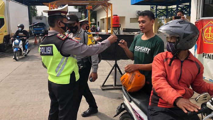 Jajaran Polres Pelabuhan Tanjung Priok bagi-bagi masker ke warga