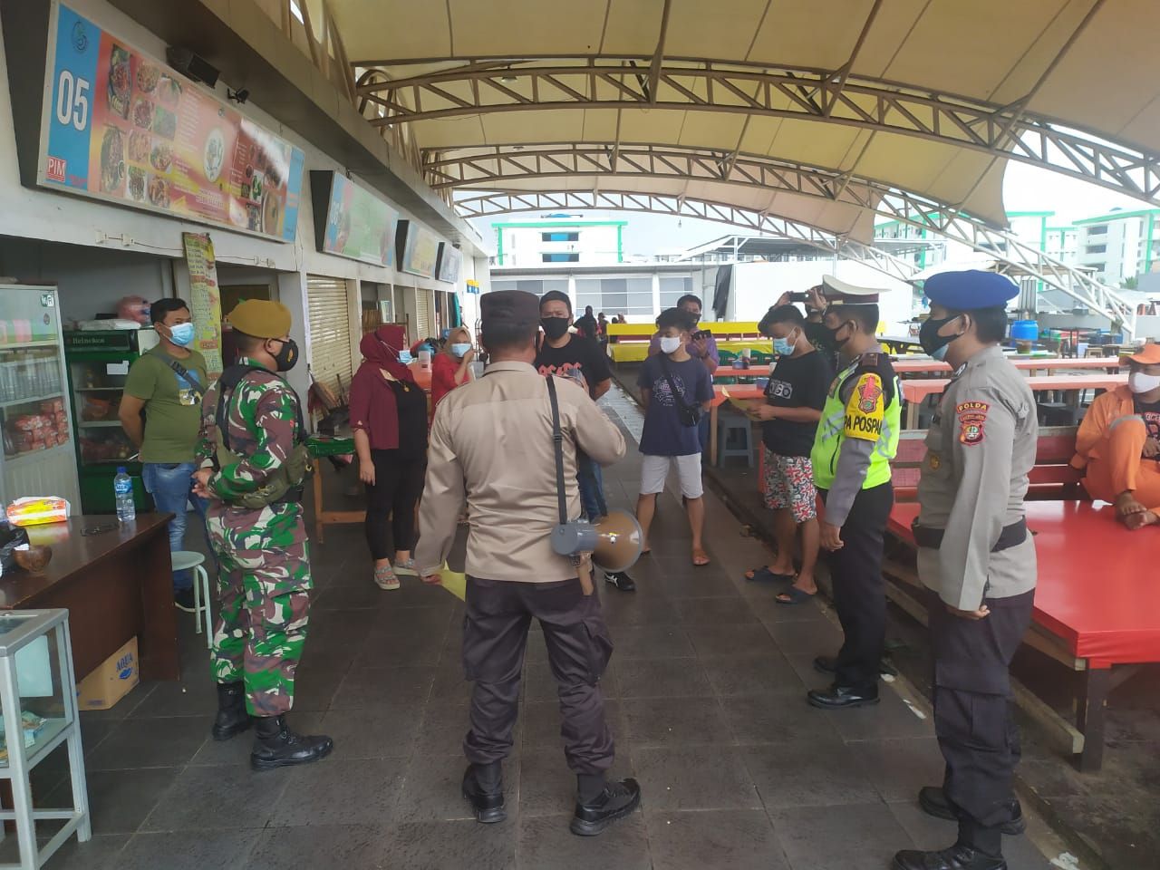 Jajaran Polres Pelabuhan Tanjung Priok bagi-bagi masker ke warga