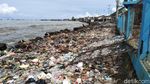 Jorok! Sampah Menumpuk di Sepanjang Pantai Labuan Banten