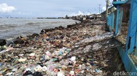 Tumpukan sampah di kawasan itu pun tampak sudah menjadi pemandangan sehari-hari bagi warga sekitar yang mengadu nasib di tempat pelelangan ikan tersebut. Mereka pun terbiasa melakukan aktivitas seperti menjemur ikan asin dan melaut meskipun bau tumpukan sampah menyengat indra penciuman.