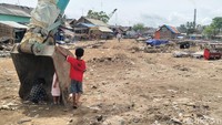 Warga di sana pun tak bisa berbuat banyak lantaran harus mengadu nasib di tempat yang biasa dijadikan lokasi pelelangan ikan tersebut.