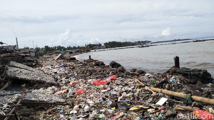 Jorok! Sampah Menumpuk di Sepanjang Pantai Labuan Banten Sampah menumpuk di sepanjang pantai Pelabuhan Perikanan Labuan, Banten. Sampah plastik hingga pakaian dan bantal mencemari kawasan tersebut. Berikut potretnya.