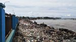 Jorok! Sampah Menumpuk di Sepanjang Pantai Labuan Banten