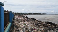 Guna mengatasi permasalahan sampah di kawasan itu, alat berat pun telah diturunkan beberapa hari lalu untuk membersihkan tumpukan sampah di sepanjang pantai Pelabuhan Perikanan Labuan, Desa Teluk, Pandeglang, Banten
