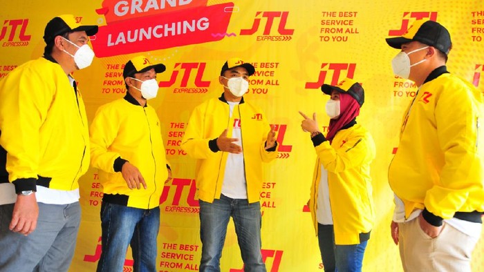 Bisnis jasa kurir melaju pesat selama pandemi COVID-19. Sebab, sederet kebijakan pemerintah mendorong masyarakat mengalihkan kegiatan ke online.