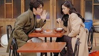 Dalam drama Crash Landing On You, Kim Jung Hyun pernah beradegan dengan Seo Ji Hye. Saat itu mereka makan di salah satu kedai makanan. Foto: Instagram @jhkim0405