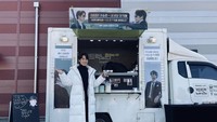 Coffee truck lainnya juga dikirimkan untuk Kim Jung Hyun. Ia pun berpose di depannya. Foto: Instagram @jhkim0405
