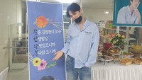 Momen lainnya Kim Jung Hyun mendapatkan dukungan adalah paket makan siang yang mewah ini. Ada beragam hidangan yang disajikan pada menu buffet. Foto: Instagram @jhkim0405
