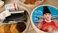 Aktor berusia 31 tahun (usia Korea) ini juga mendapatkan dukungan  berupa camilan yang dikirimkan untuknya. Ada cookies, croissant, dan buah segar. Foto: Instagram @jhkim0405