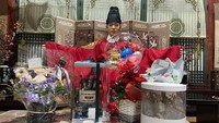 Kim Jung Hyun menerima banyak dukungan atas aktingnya dalam drama Mr. Queen. Ia mendapat banya karangan bunga hingga kue dari penggemarnya. Foto: Instagram @jhkim0405