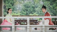 Namun setelah berjalan sebanyak 12 episode, raja menunjukkan ketertarikannya kepada sang ratu. Ini momen keduanya saat makan siang dalam adegan drama Korea terbaru Mr. Queen. Foto: Instagram @jhkim0405