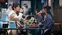 Ia juga pernah menjadi cameo dalam drama Korea Dinner Mate yang dibintangi oleh Seo Ji Hye. Ini momen keduanya saat minum bersama. Foto: Instagram @jhkim0405