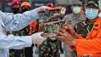 Penyerahan komponen CVR black box Sriwijaya Air SJ182 ke KNKT tersebut dilakukan terkait dengan penyelidikan lebih lanjut mengenai penyebab jatuhnya pesawat Sriwijaya Air SJ182 di perairan Kepulauan Seribu pada Sabtu (9/1) lalu.