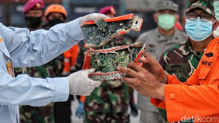 Komponen CVR black box Sriwijaya Air SJ182 diserahkan ke KNKT. Sementara itu Tim SAR gabungan masih terus mencari memori CVR yang belum ditemukan