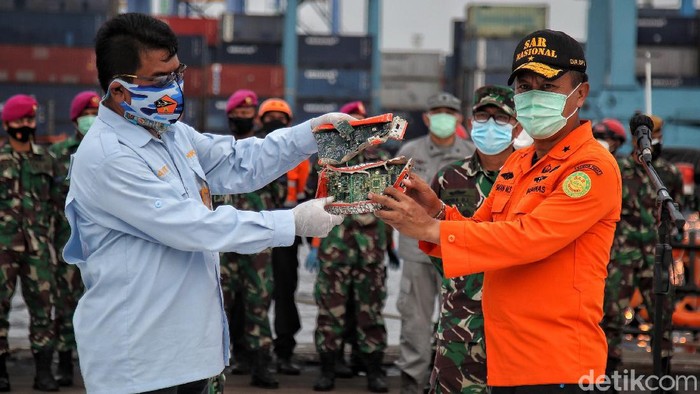 Komponen CVR Sriwijaya Air SJ182 Diserahkan ke KNKT Komponen CVR black box Sriwijaya Air SJ182 diserahkan ke KNKT. Sementara itu Tim SAR gabungan masih terus mencari memori CVR yang belum ditemukan