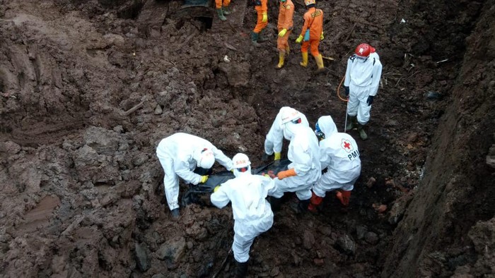 Tim SAR gabungan berhasil menemukan 3 korban jiwa longsor di Sumedang, Sabtu (16/1). Hingga kini, total korban tewas akibat longsor adalah 28 orang.