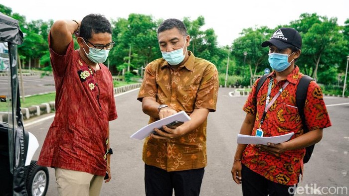 Menteri Pariwisata dan Ekonomi Kreatif (Menparekraf) Sandiaga Salahuddin Uno bersama jajaran Kemenparekraf meninjau kawasan Destinasi Pariwisata Super Prioritas (DPSP) The Mandalika yang dikembangkan oleh PT Persero Indonesia Tourism Development Corporation (ITDC).