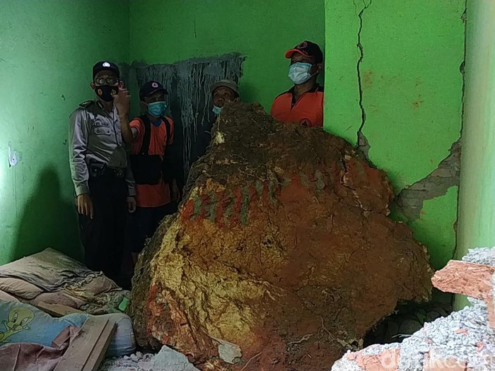 Dua rumah warga RT 02 RW 02 Dusun/Desa Bomo, Kecamatan Punung rusak berat. Itu akibat hantaman batu besar yang terjun dari tebing setinggi 100 meter.