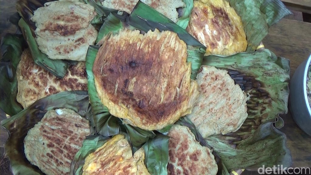 Makan di Tengah Hutan Pinus Buaran, Banjarnegara