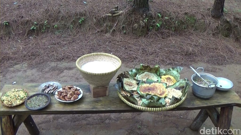 Makan di Tengah Hutan Pinus Buaran, Banjarnegara