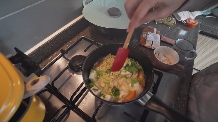 Makan Indomie di Tengah Salju Korea dengan Suhu -14 Derajat Celcius
