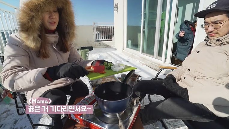 Makan Indomie di Tengah Salju Korea dengan Suhu -14 Derajat Celcius