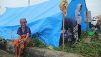 Memasuki hari ke tiga pascagempa di kawasan Mamuju, Sulawesi Barat, bantuan sudah mulai tersalurkan di lokasi posko pengungsian.