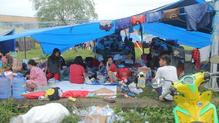 Gempa yang melanda kawasan Mamuju, Sulawesi Barat, membuat warga di sana mengungsi ke tempat yang lebih aman. Bantuan pun terus berdatangan untuk para pengungsi