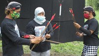 Bandul terbuat dari ikatan jerami sepanjang 30 cm berwarna merah di bagian atas dan putih pada bagian tengahnya, ia digantung menggunakan tali. Sementara Jemparingan gaya Mataram di Keraton Yogyakarta menggunakan bandul dengan warna kuning di antara merah dan putih, plus bola di bagian bawah. 