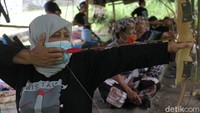 Warna bandul yang menjadi sasaran Jemparingan ini pun memiliki makna mendalam. Warna merah diartikan amarah, sementara warna kuning berarti nafsu harta benda. Tak ayal, Jemparingan tak hanya dipandang sebagai kegiatan olah fisik tetapi juga menekankan nilai-nilai pengembangan karakter.