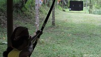 Bila biasanya kegiatan memanah dilakukan sambil berdiri, Jemparingan ini dilakukan dengan duduk bersila. Hal lain yang membedakan Jemparingan dengan panahan pada umumnya adalah sasarannya. Sasaran dalam jemparingan disebut bandul, berjarak 30 meter dari posisi pemanah.