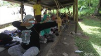 Anggota paguyuban panahan tradisional melaksanakan latihan rutin panahan tradisional atau Jemparingan di Paguyuban Jemparingan Panahan Tradisional Warastra, Kepuharjo, Sleman, Yogyakarta, Minggu (17/1/2021).