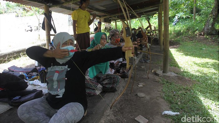 Jemparingan merupakan olahraga panahan tradisional yang telah berusia ratusan tahun. Olahraga ini masih terus lestari hingga kini. Penasaran?