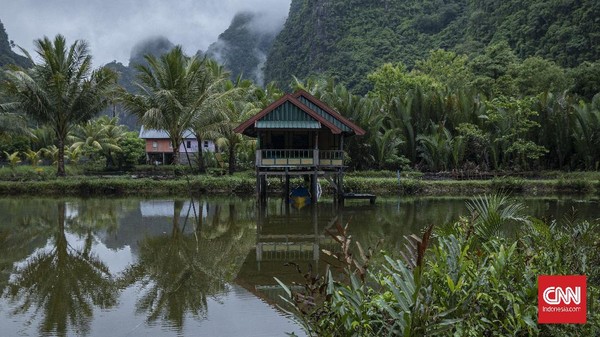 Sandi mengatakan, ada 3 hal yang akan masuk penilaian UNESCO yaitu soal lingkungan, budaya, dan sosial. CNN Indonesia/Bisma Septalismaaa Sandi mengatakan, ada 3 hal yang akan masuk penilaian UNESCO yaitu soal lingkungan, budaya, dan sosial. CNN Indonesia/Bisma Septalismaaa