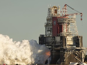 NASA Uji Coba Roket Raksasa Pembawa Astronaut ke Bulan