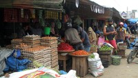 Sejumlah warga pun tampak berdatangan ke pasar tradisional itu untuk membeli beragam kebutuhan pokok.