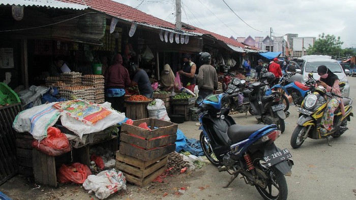 Pasar tradisional di Mamuju, Sulawesi Barat, kembali bergeliat. Sejumlah pedagang tampak kembali membuka lapak mereka pascagempa mengguncang wilayah itu.